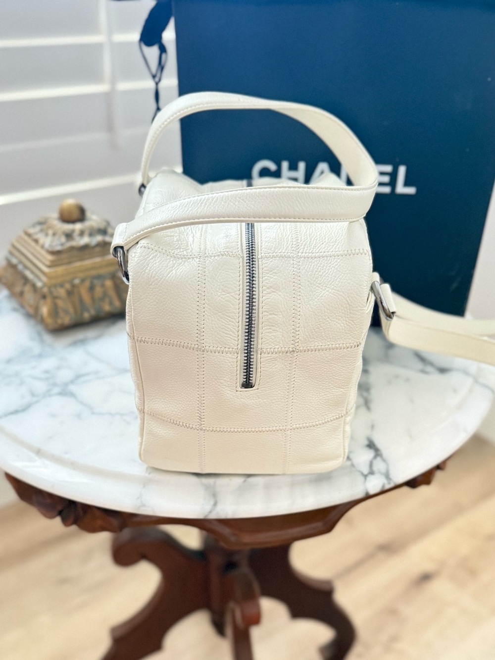 CHANEL Quilted Leather Shoulder Bag - Picture 4 of 11